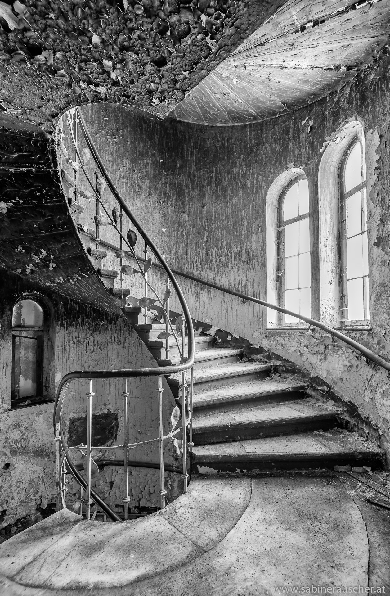 Stairwell at a lost place - Hotel Fürstenhof in Eisenach, Germany | Kurthotel Fürstenhof in Eisenach ist ein fotografischer Lost Place