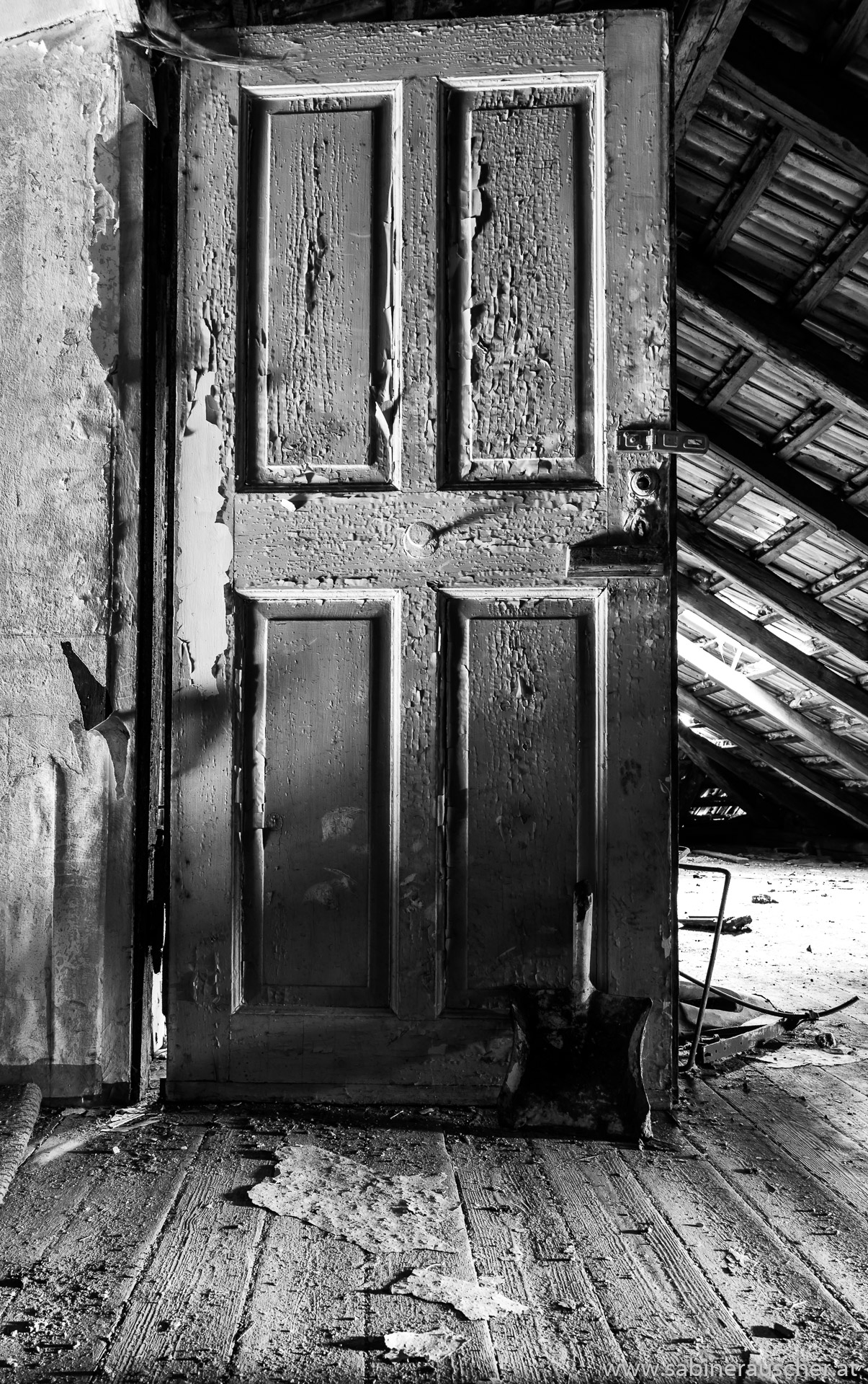in the attic of Kurhotel Fürstenhof in Eisenach - a lost place | Dachboden im Fürstenhof in Eisenach
