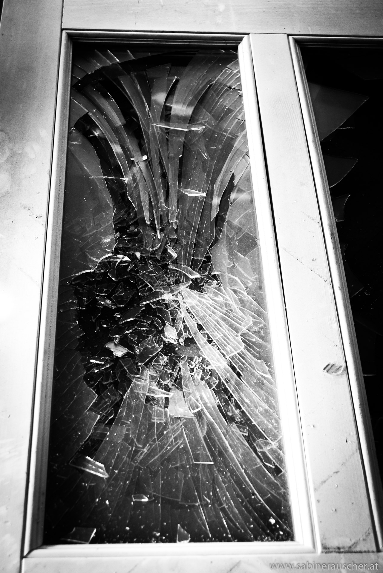 shattered glassdoor in Kurhotel Fürstenhof in Eisenach, Gernany | Lostplace Detail - Glastüre in Scherben