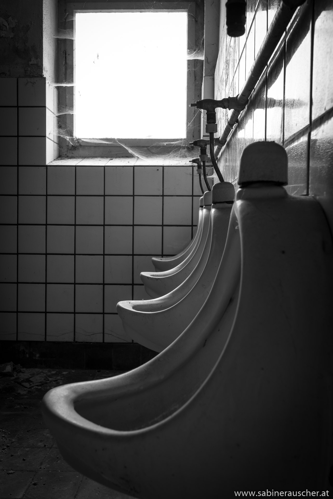 men´s restrooms at Kurhotel Fürstenhof | Männertoiletten im verwahrlosten Fürstenhof in Eisenach