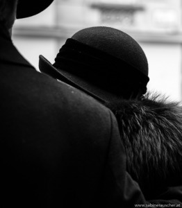 Couple in Vienna´s City Center watching an performing artist | schickes Paar in Wien als Zuseher von einem Straßenkünstler