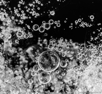 frozen bubbles in a cattle watering tank | gefrorene Luftblasen in einer Viehtränke