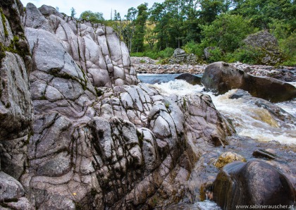 at Findhorn River near Dulsie Bridge in Scotland | Felsen im Findhorn River in Schottland