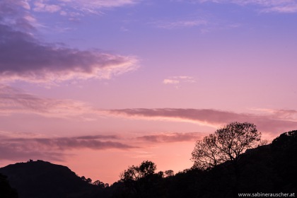 Sunset over Castle Dina Bran in Wales | Scherenschnitt von der Burgruine Dina Bran im letzten Licht des Tages