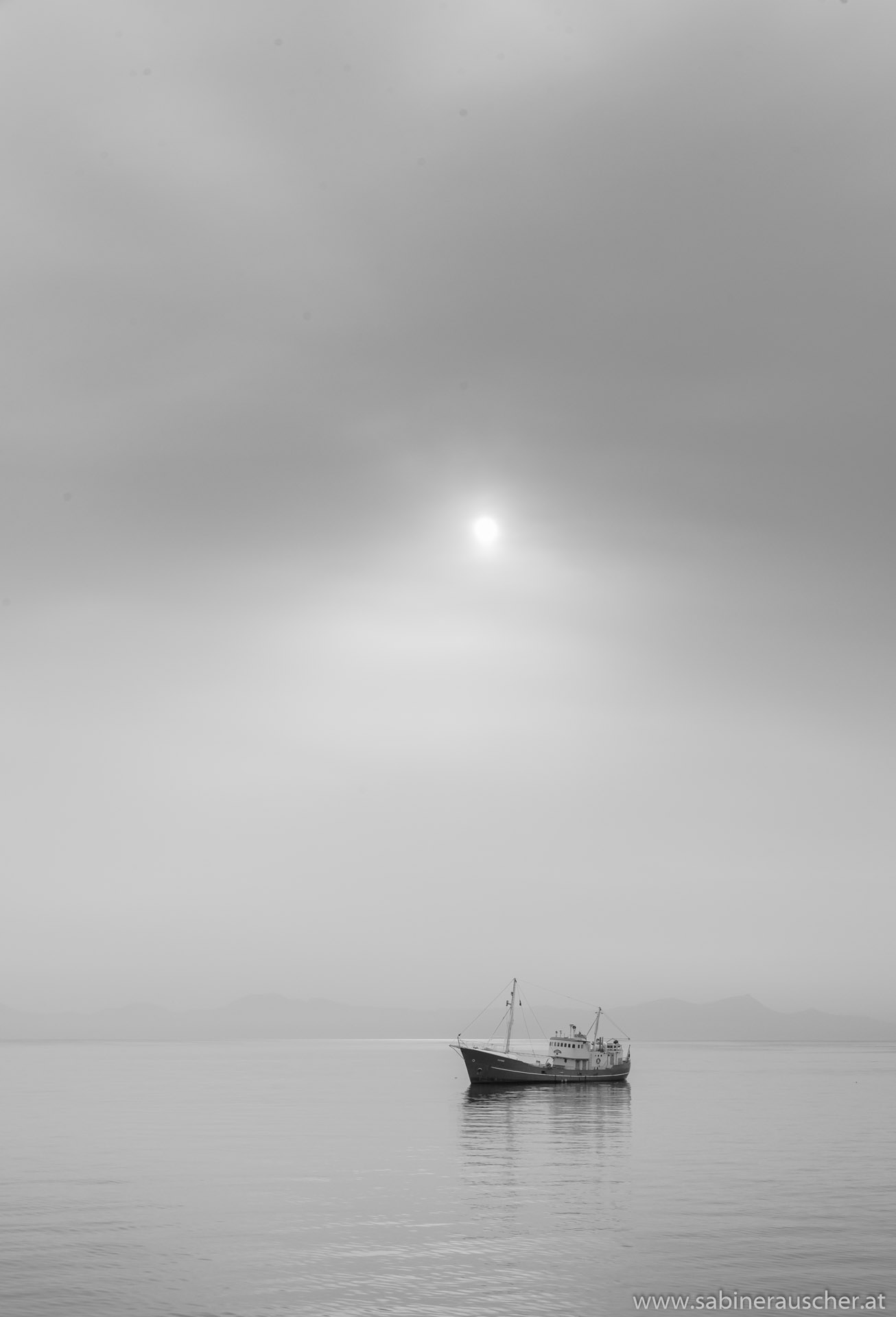 Ship in the morning´s first light at Mallorca | einsames Boot im Morgenlicht auf Mallorca