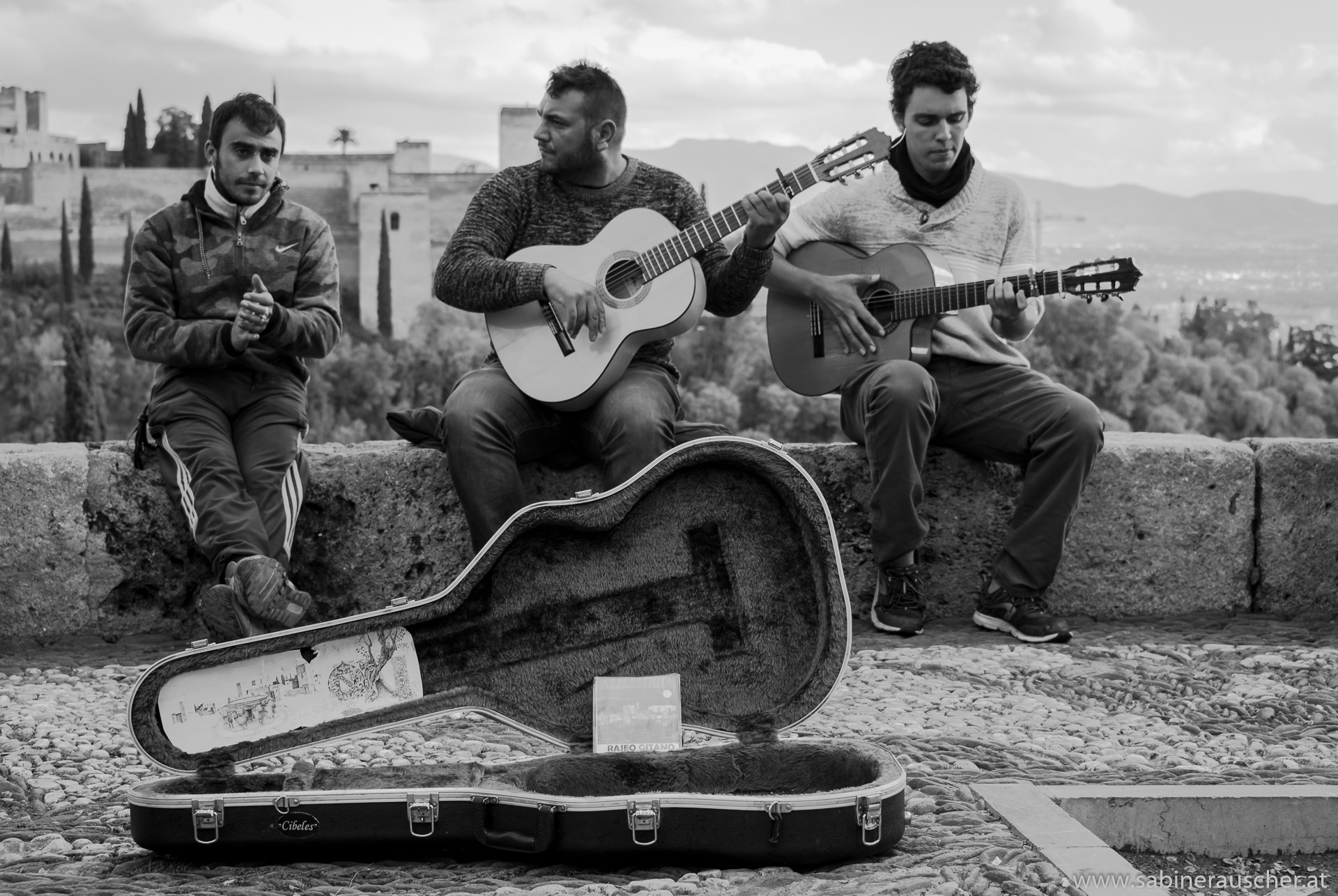 street musicians at Granada opposite of the Alhambra | Straßenmusiker und Blick auf die Alhambra in Granada