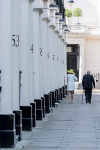 Sunday morning on Elizabeth Street at Eaton Square in London | typisch britisch - sowohl die Häuserzeile als auch das distingierte Paar