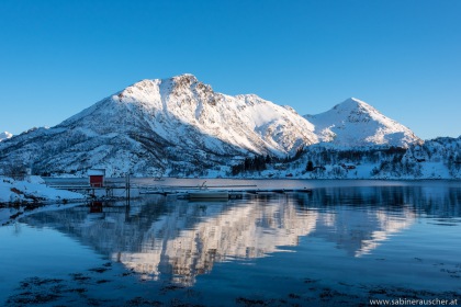 mirrowing hills |sich  im stillen Wasser spiegelnde Berge