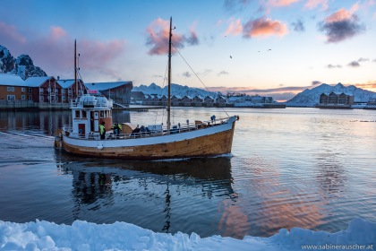 fishing boat leaving the harbour of Svolvaer | ausfahrendes Fischerboot im Hafen von Svolvaer