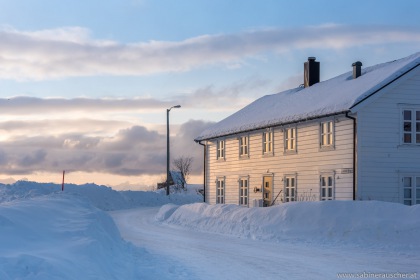 first morning light shines  on a house in Svolvaer | erstes Morgenlicht fällt auf ein Haus in Svolvaer