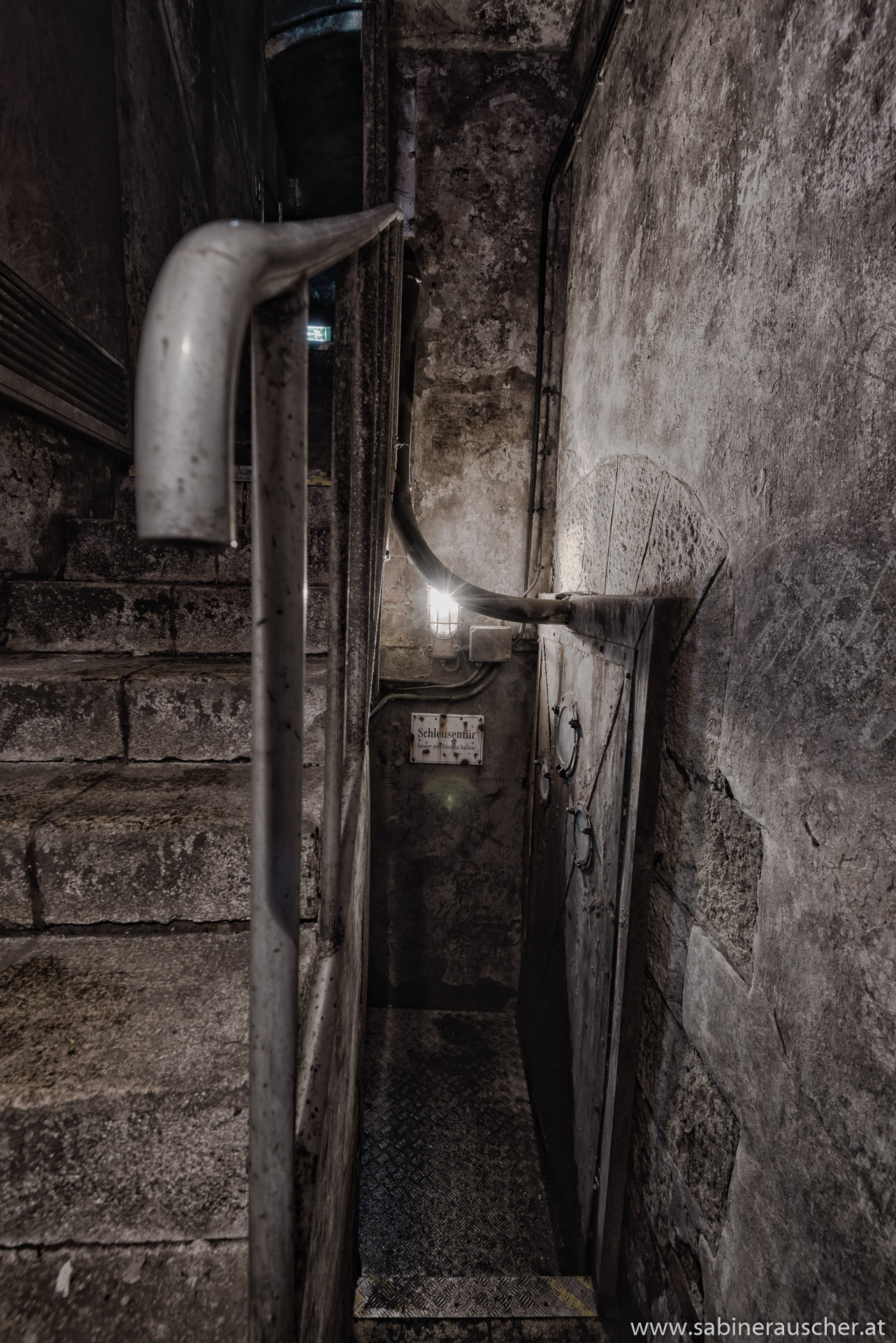 Stairwell to the lock gate | Treppe an einer Schleusentür