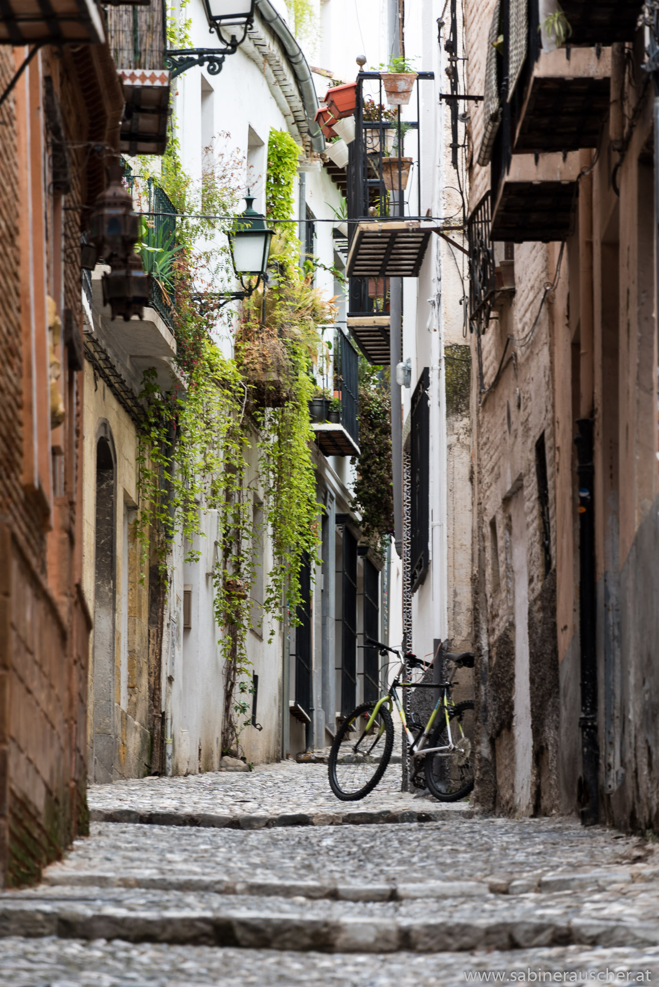 another alley in the old town of Granada | eine von vielen schmalen Gassen der Altstadt von Granada