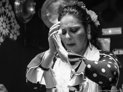 female flamenco dancer at a show in one of the old caves | Tänzerin in einer Flamencoshow in einer der alten Höhlengänge