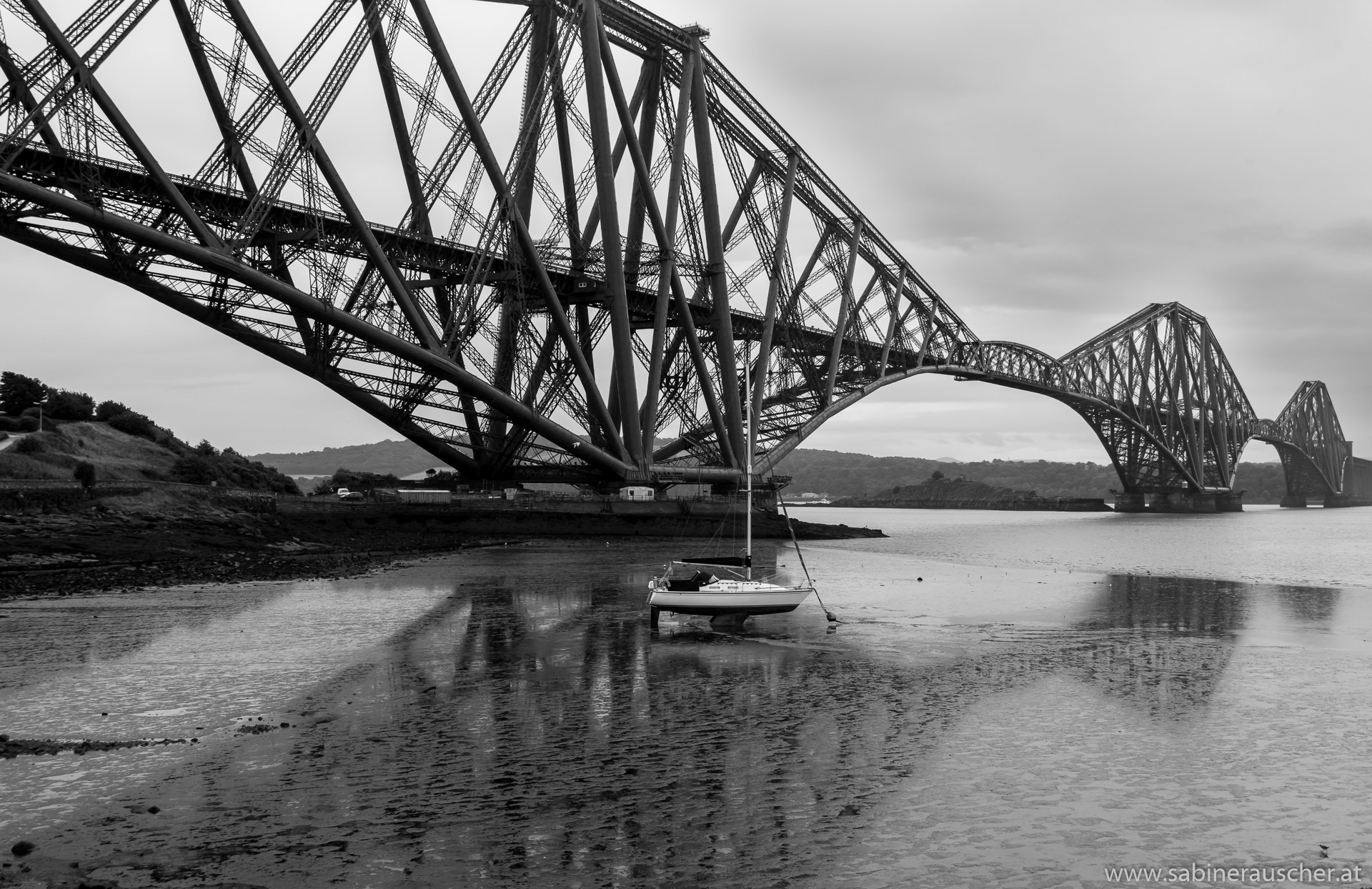 Forth Rail Bridge in North Queensferry, Scotland | Eisenbahnbrücke über den Firth of Forth