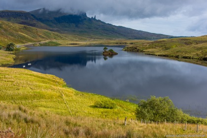 Old man of Storr behind Loch Fada, Isle of Skye | Old man of Storr hinter Loch Fada aufragend