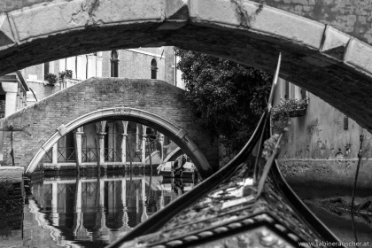 Venice - enjoy a ride with a gondola underneath the bridges | Venedig - unter dem Brücken in den Kanälen
