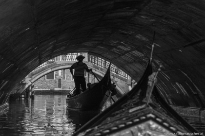 Venice - a gondolier at work|Venedig - Gondoliere bei der Arbeit