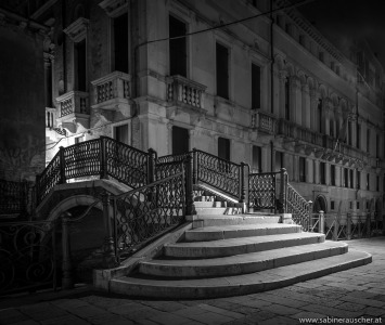 Venice - typical bridge in neon light | Venedig - schöne Brücke im Lampenschein