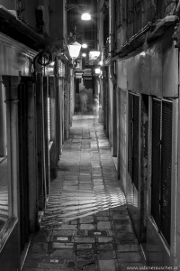 Venice - lane after closing time | Venedig - schmale Gasse nach Ladenschluss