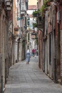 Venice - a nun on her way to Sunday´s service? | Venedig - eine Nonne auf dem Weg zur Sonntagsmesse?