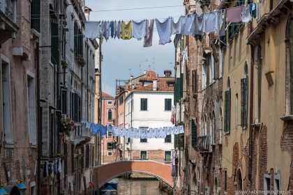 Venice - bridges made of stone and laundry | Venedig - Steinbrücken und Wäscheleinen überspannen gleichermaßen die Kanäle