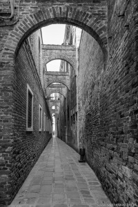 Venice - narrow brick lane | Venedig - schmaler Durchgang Riva Schiavoni