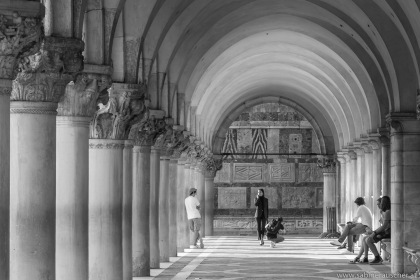 Venice - Model shooting unter the arcades of Palazzo ducale | Venedig - Modeshooting im Abendlicht unter den Arkaden des Dogenpalasts