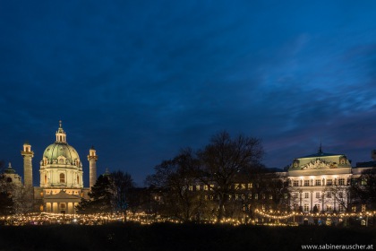 Christmas Market at Karlsplatz in Vienna | Weihnachtsmarkt vor der Karlskirch in Wien